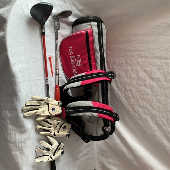 US Kids Golf bag Pink Gently Used 2 Clubs gloves size JM Golf Sport Girls - Picture 2 of 11